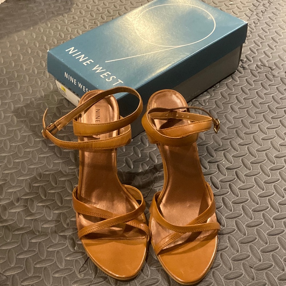 New Nine West size 11 brown sandal heels